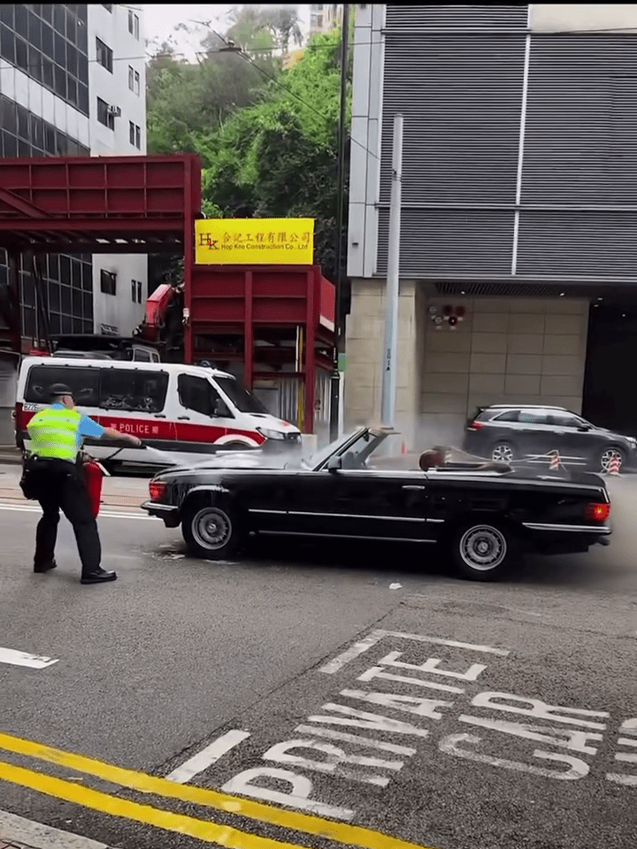 警員其後繼續用滅火筒救火。FB:馬路的事討論區 警員其後繼續用滅火筒救火。FB:馬路的事討論區