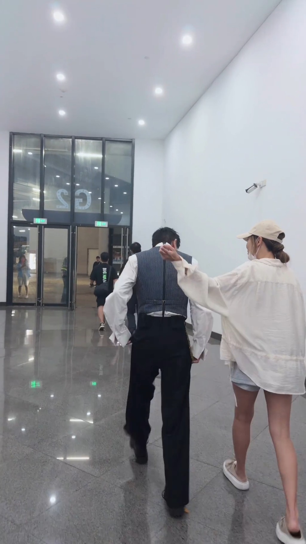 陳小春行到左搖右擺,應采兒從後睇到實。 陳小春行到左搖右擺,應采兒從後睇到實。