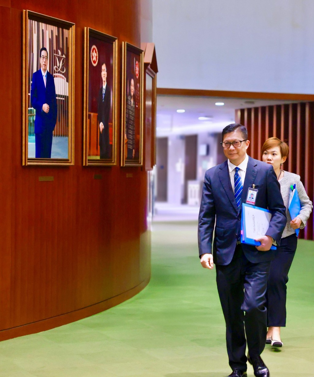 鄧炳強今早到立法會回答有關「打擊窺淫及偷拍私密部位罪行」的口頭質詢,同時亦要就「打擊釣魚騙案」及「新皇崗口岸聯檢大樓項目」作書面答覆。鄧炳強FB圖片 鄧炳強今早到立法會回答有關「打擊窺淫及偷拍私密部位罪行」的口頭質詢,同時亦要就「打擊釣魚騙案」及「新皇崗口岸聯檢大樓項目」作書面答覆。鄧炳強FB圖片