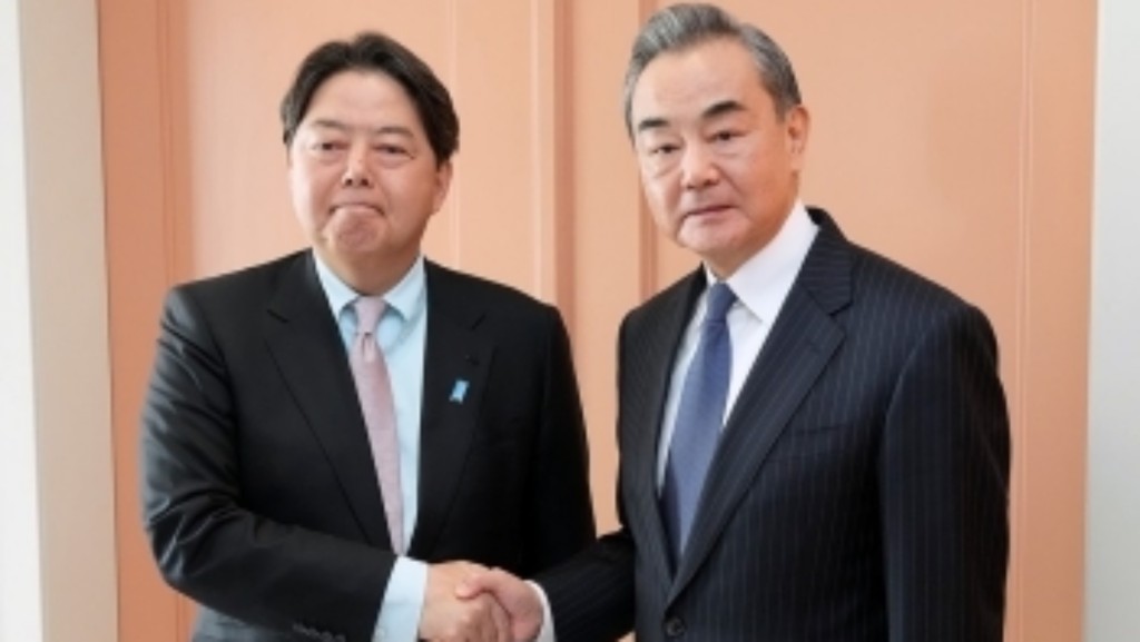 王毅與林芳正慕尼黑安全會議期間會面。日本外務省