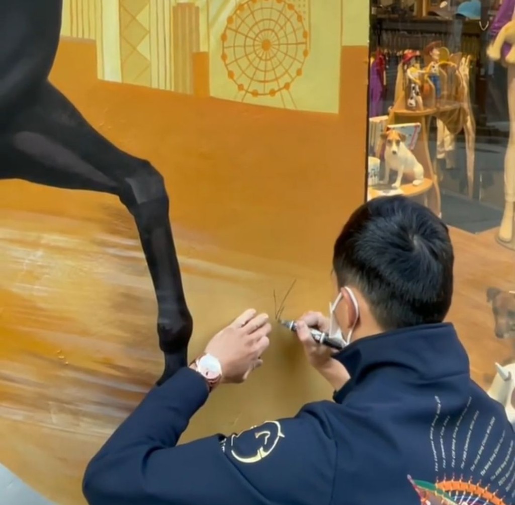 騎師何澤堯到上環為藝術家Riitta Kuisma打氣，並在金鎗六十壁畫上簽名。（圖片來源：ig@bobo.38.poon）