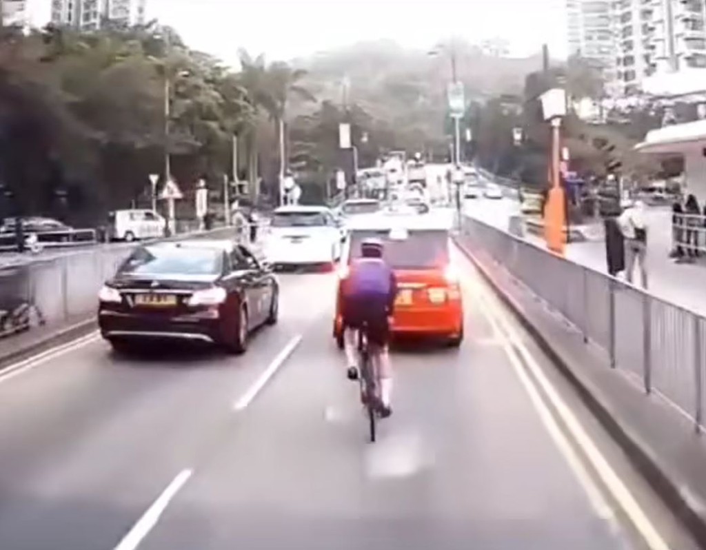 单车男尾随的士而行。fb车cam L（香港群组）Dennis Pun影片截图