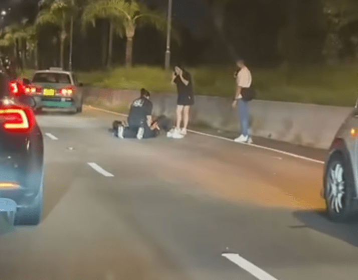 意外發生後,有熱心駕駛人士見狀,擔心傷者被後方車輛撞及,立即將私家車停在他身後,以防二次意外。fb「車cam L(香港群組)」 意外發生後,有熱心駕駛人士見狀,擔心傷者被後方車輛撞及,立即將私家車停在他身後,以防二次意外。fb「車cam L(香港群組)」