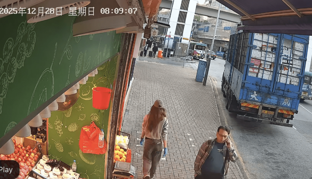 口罩男一度消失在鏡頭內。fb「新界地區生活連線」