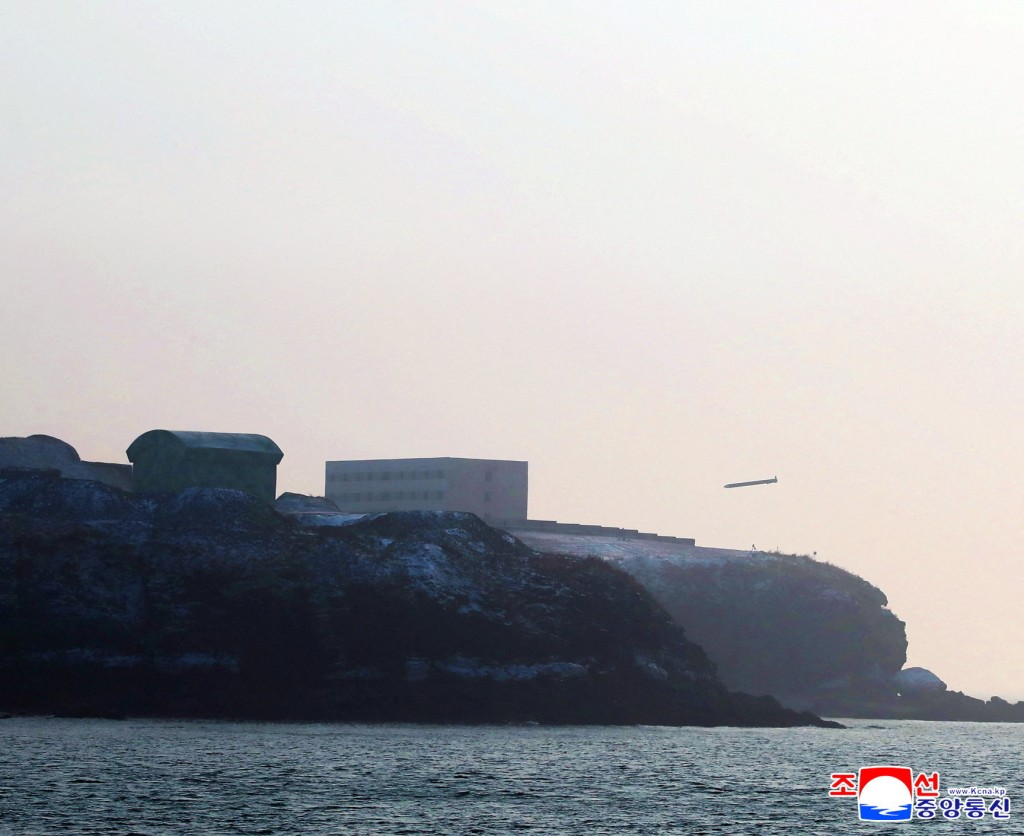 試射的導彈飛𧻗建築物附近上空。路透社