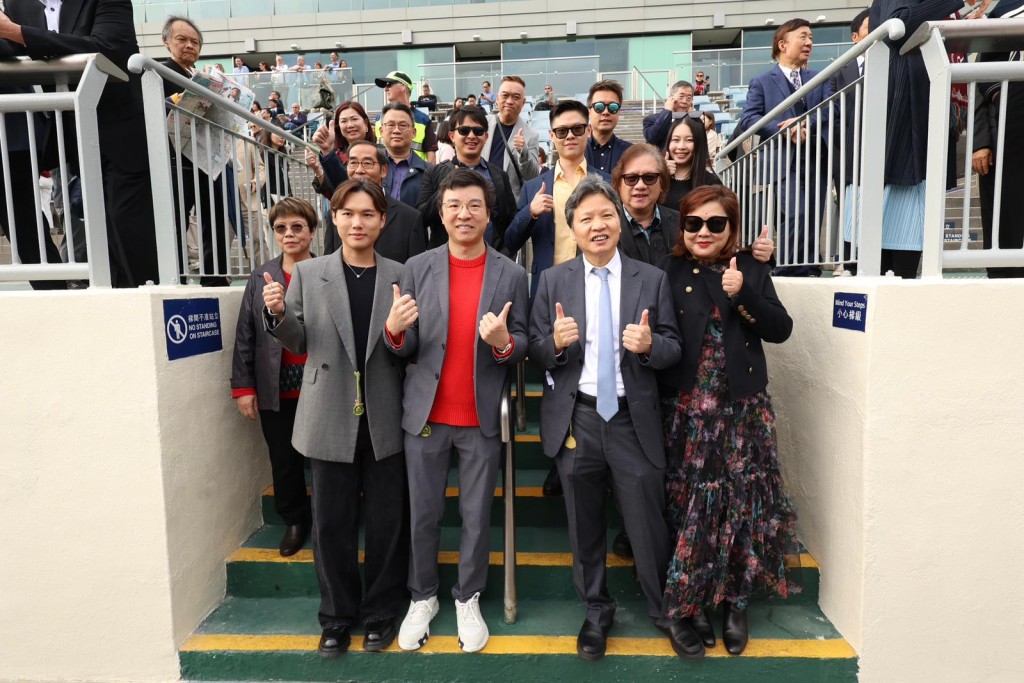 龐熙霆 (左) 元旦旺氣迫人,他名下的「精算激流」贏馬後,尾場他的團體馬「晒冷」守尾門贏馬。 龐熙霆 (左) 元旦旺氣迫人,他名下的「精算激流」贏馬後,尾場他的團體馬「晒冷」守尾門贏馬。