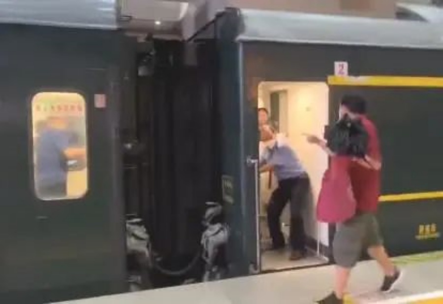 多名乘客跑向列車車門時已經無法上車。網圖