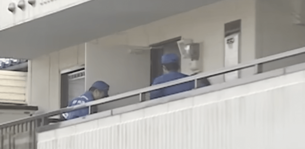 當年鄰居發現奈美子倒臥家中,頸部遭利器刺傷、大量出血身亡。Youtube@メ〜テレNews 當年鄰居發現奈美子倒臥家中,頸部遭利器刺傷、大量出血身亡。Youtube@メ〜テレNews