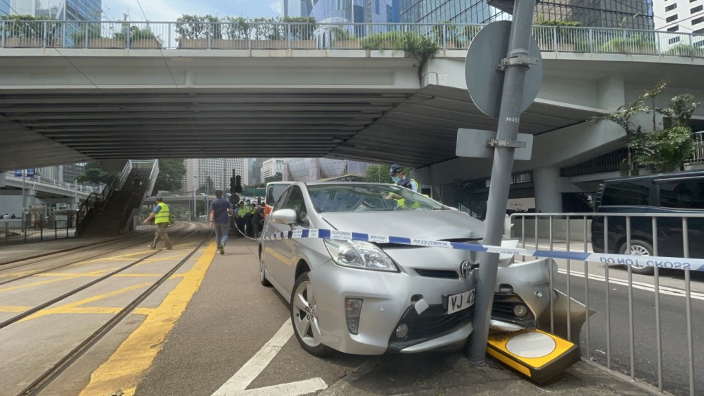 警察私家車撞毀交通燈。楊偉亨攝