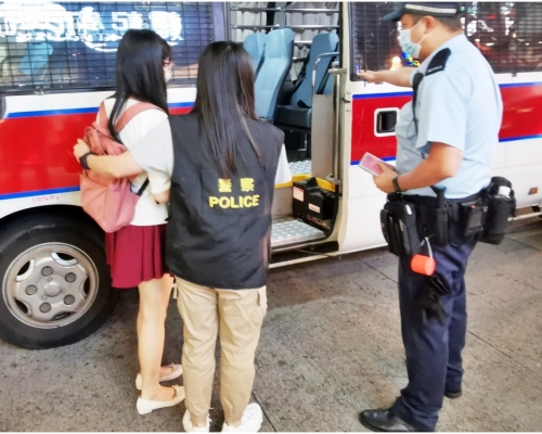 警方拘捕一名涉用假安心出行的22歲女子。