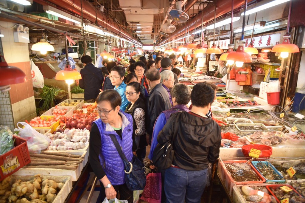 街市擠滿買菜準備團年飯的市民。