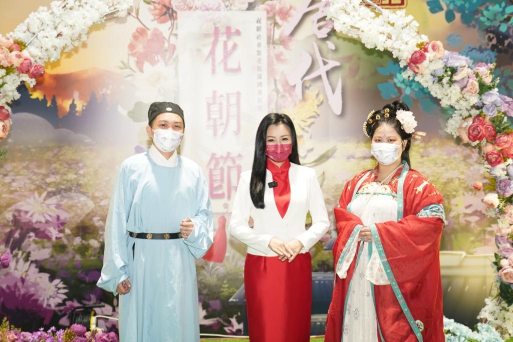 去年港岛妇联举行「香江花月夜　深港庆回归──诗词歌赋中华文化大汇演」，庆祝香港回归25周年。