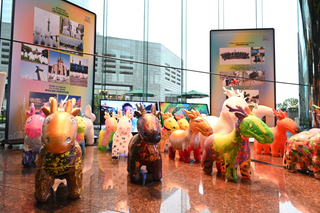 「小龙马环游世界展览 • 香港站」典礼仪式今日（18日）于中环交易广场举行。蔡建新摄
