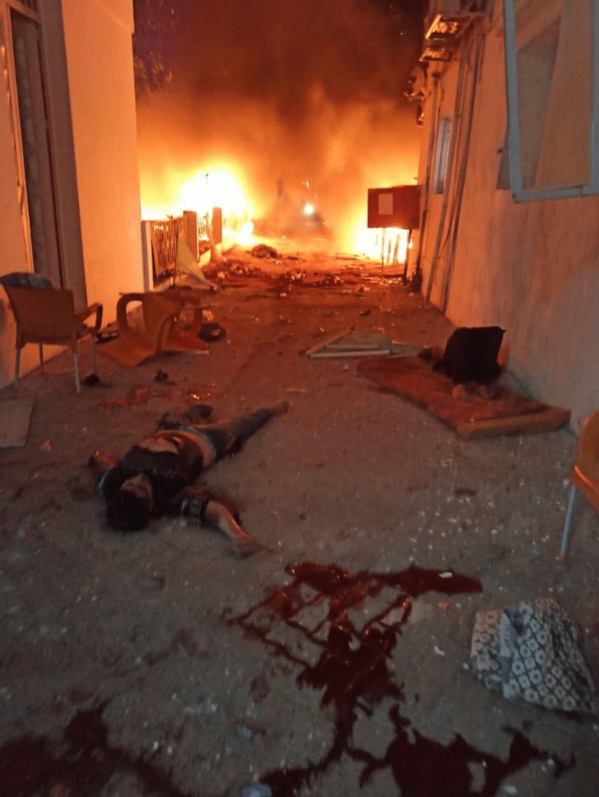网上流传医院被轰炸后起火的照片，此照片内有一男子倒卧在血泊中。