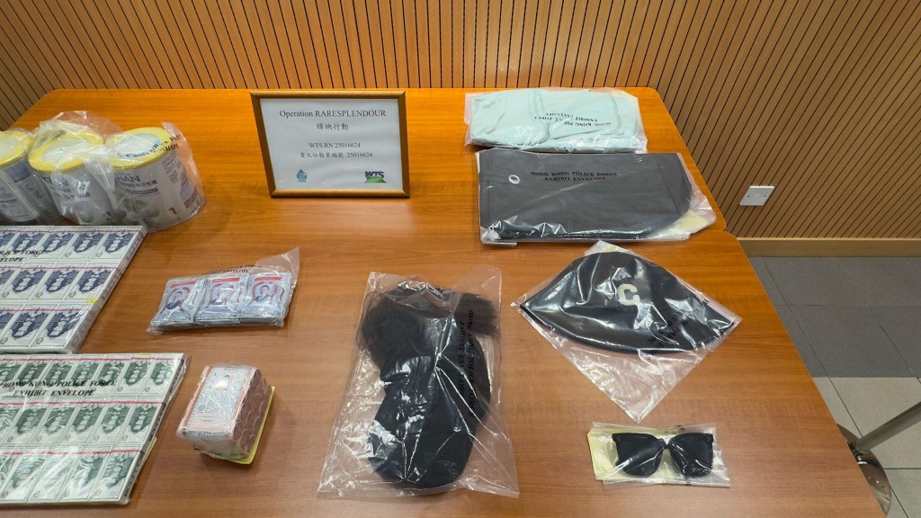 警方起回部份贓物,包括幼兒奶粉、藥油及止咳丸。 警方起回部份贓物,包括幼兒奶粉、藥油及止咳丸。