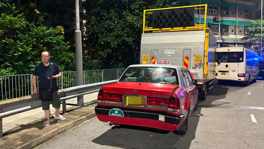 姓李的士司機指，晚上10時許將車停泊於上址後離去。蔡楚輝攝