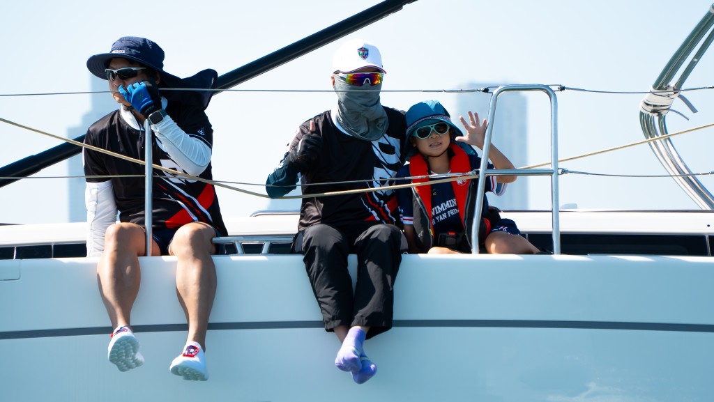 現正就讀番禺會所華仁小學三年級的羅柏衡(最右)是參賽的「華仁仔」中年紀最細的一位,他代表「DBX2號」出賽。 現正就讀番禺會所華仁小學三年級的羅柏衡(最右)是參賽的「華仁仔」中年紀最細的一位,他代表「DBX2號」出賽。