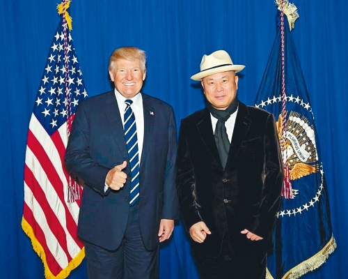 二〇一七年紐約一場籌款活動，施建祥和時任美國總統特朗普合影。