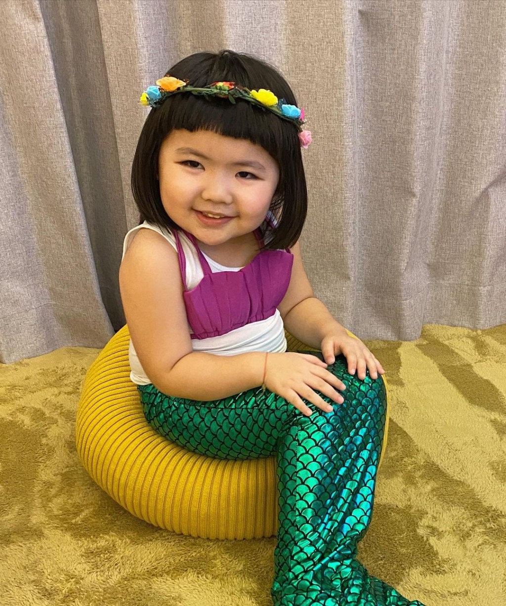 Lucy 3歲時穿得落小魚仙裝，6歲時再穿上難免「走樣」。