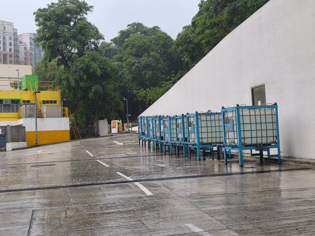 水務署部署水車水箱,以備居民不時之需。FB:滴惜仔 水務署部署水車水箱,以備居民不時之需。FB:滴惜仔