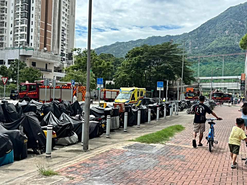 大批消防車及救護車到場。網圖 大批消防車及救護車到場。網圖