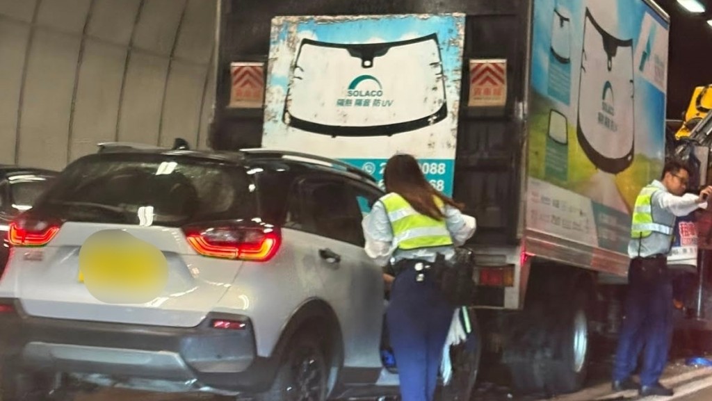 大欖隧道管道內發生三車相撞意外。網上圖片