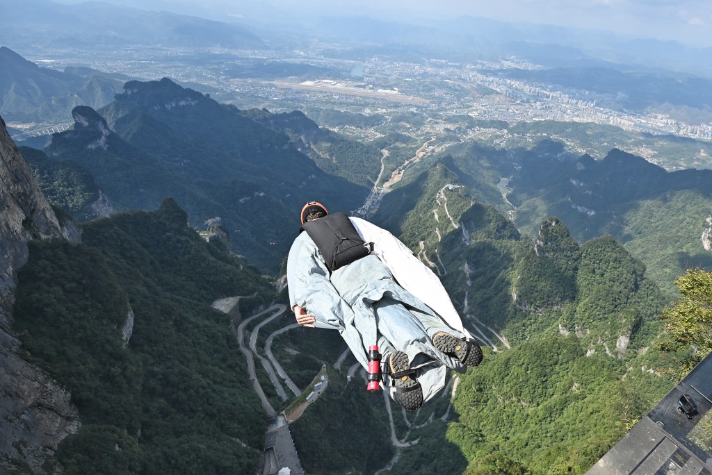 翼裝飛行的危險性極高。中新社示意圖 翼裝飛行的危險性極高。中新社示意圖