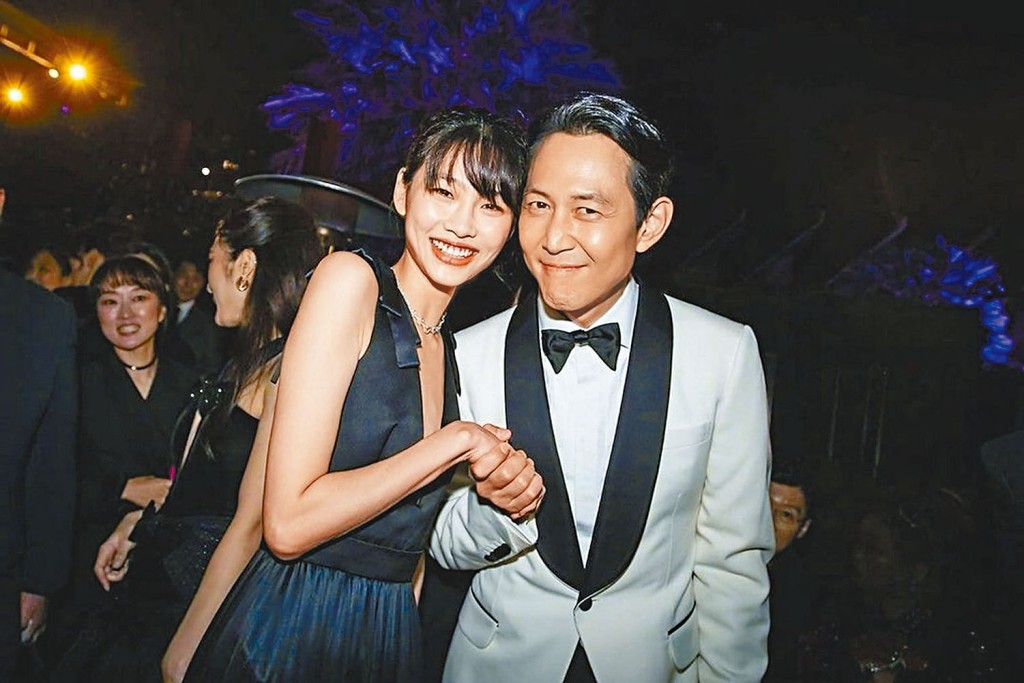 李政宰與鄭浩妍均已與美國大型娛樂公司CAA簽約,發展海外市場。