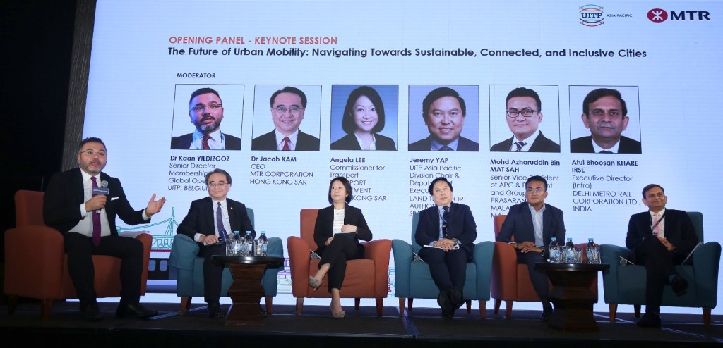 港鐵公司行政總裁金澤培博士（左二）、區運輸署署長李頌恩女士（左三）和國際公共交通聯會亞太區主席兼新加坡陸路交通管理局副首席執行官葉永樂先生（左四）等嘉賓主講題為「城市交通的未來：邁向可持續、互聯和共融城市」的演講重點環節。