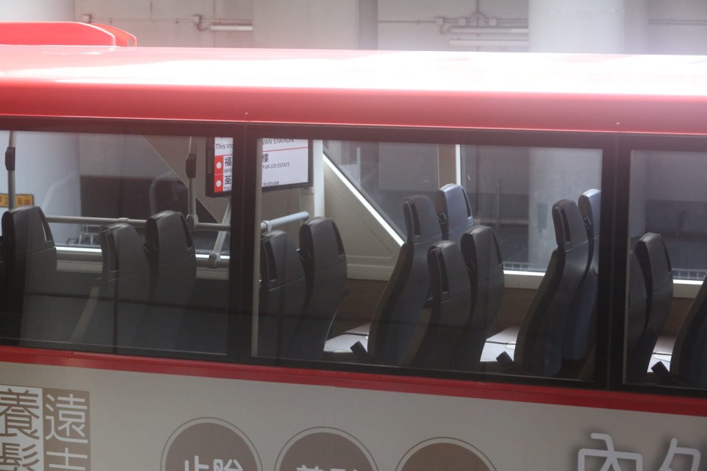 乘客當時坐在巴士上層中間電視機前方位置。