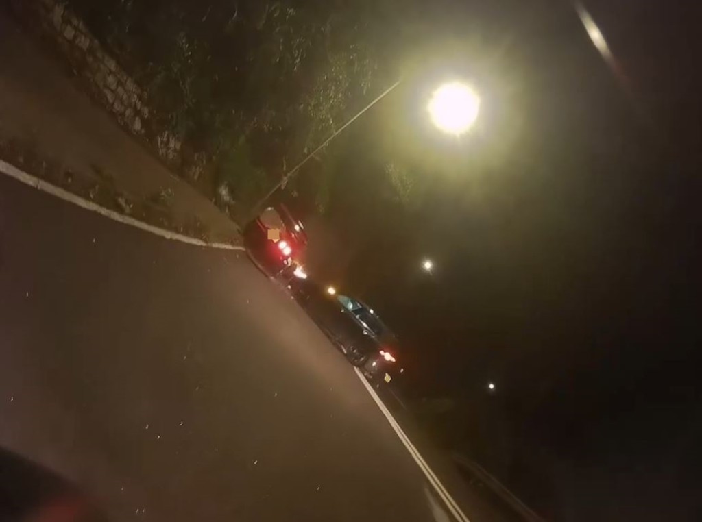 AE86被Golf攔腰撞上並推向山邊始停下。fb車cam L（香港群組）影片截圖