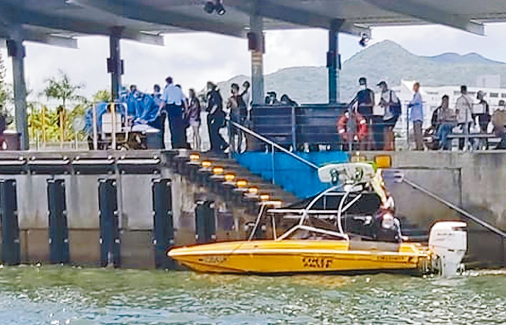 在鸡笼湾遇溺女子由快艇送返西贡公众码头。