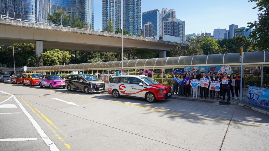 火災發生後,五隊車隊為居民安排義載服務。陳美寶網誌圖片 火災發生後,五隊車隊為居民安排義載服務。陳美寶網誌圖片