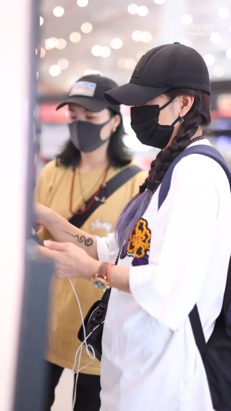 同行只有一位女性朋友，未見老公黃有龍及女兒。