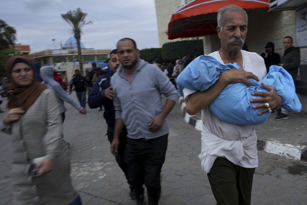 以軍襲擊加沙，5500多名兒童罹難，圖為其中一名死亡兒童。美聯社