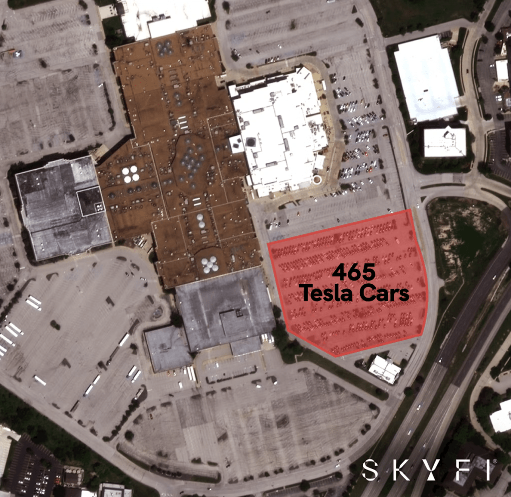 比較2023年10月和2024年3月德州超級工廠衛星圖，停車場已經變成完全堆滿。