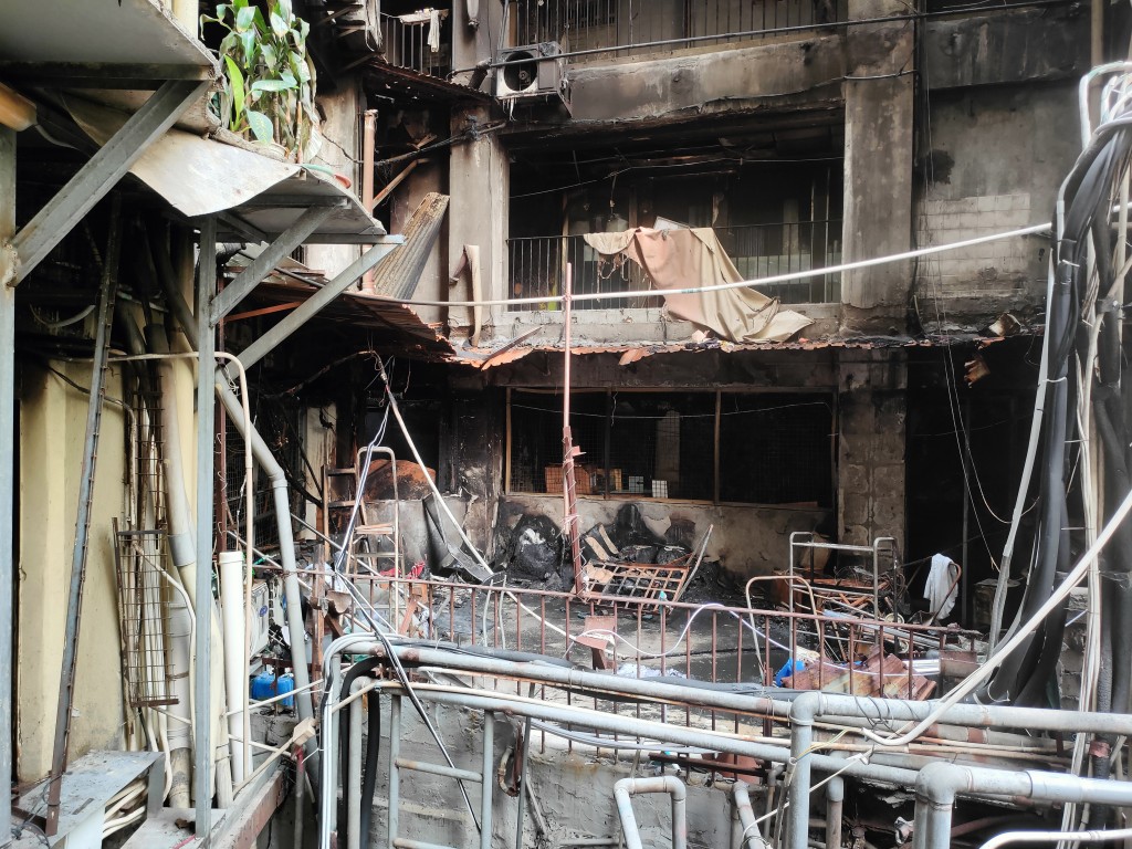大厦火场天井位严重焚毁，现场凌乱一遍。