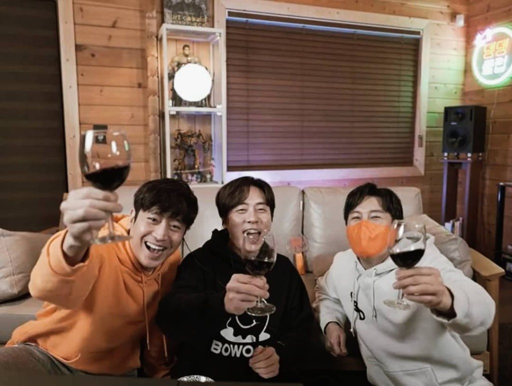 Eric、Andy作客烔完的直播,迎來神話23周年。