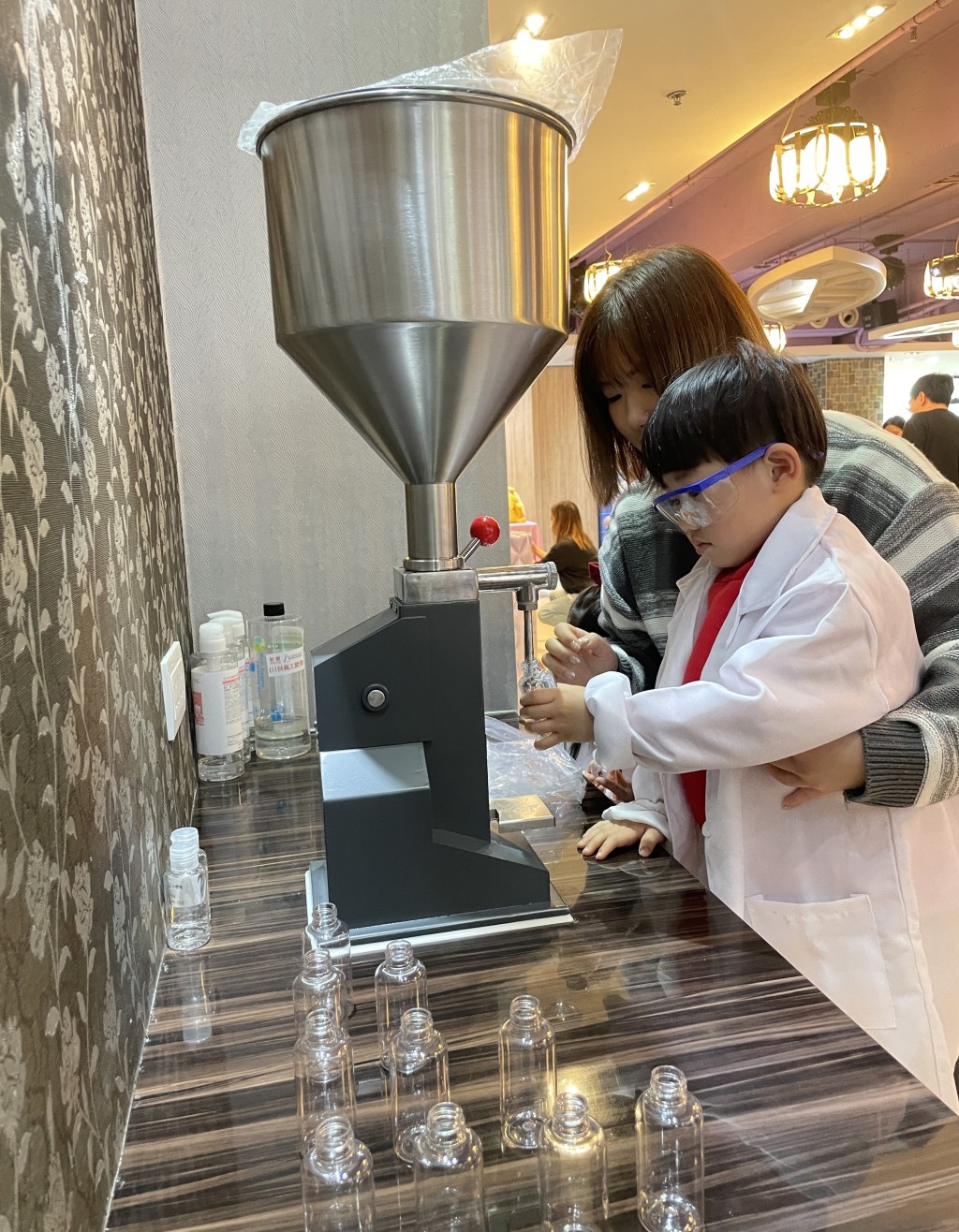 活動重頭戲是要DIY調配皇牌蔗糖特滋潤沐浴露。（圖片來源：彩豐）