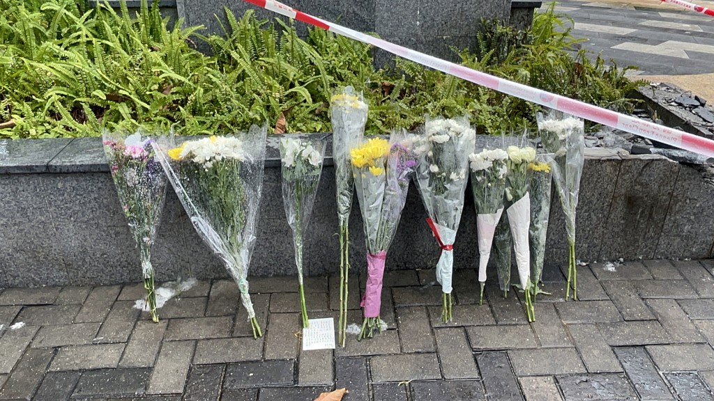 有市民獻花悼念死者。楊偉亨攝 有市民獻花悼念死者。楊偉亨攝
