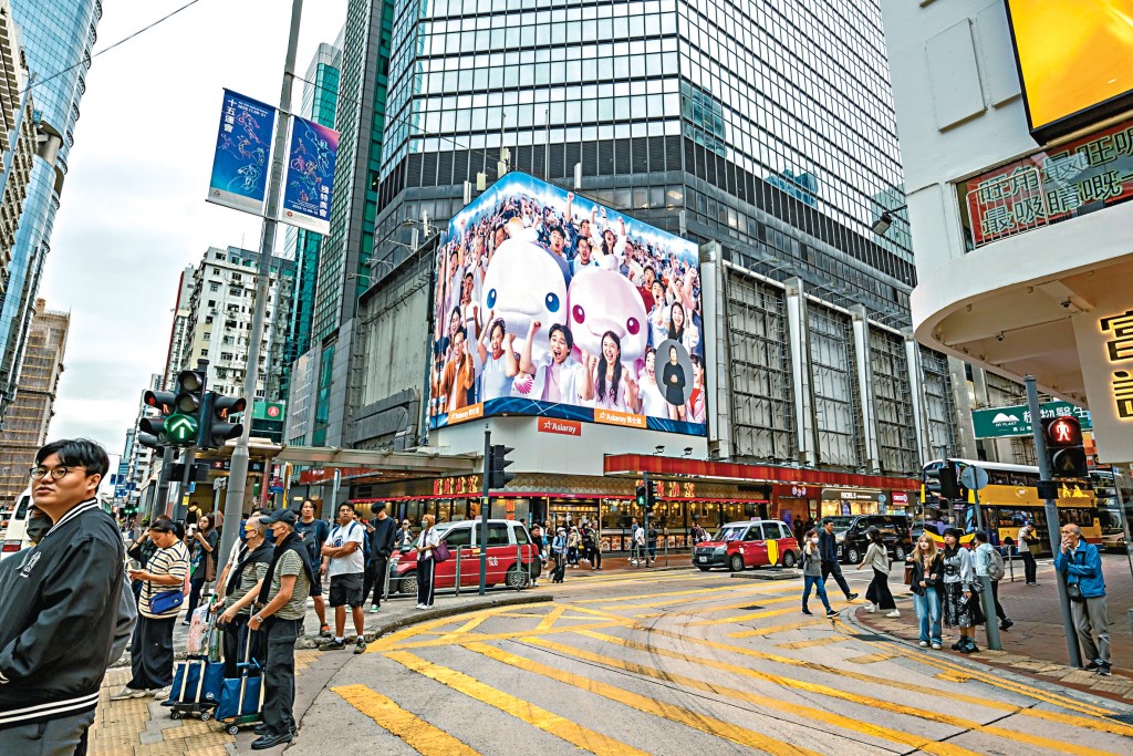 戶外大型電視屏幕都能見到十五運會和殘特奧會的精彩宣傳片段。