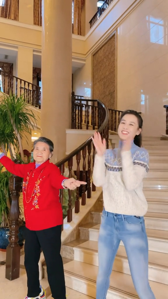 90歲的奶奶還會與黃聖依一同跳舞。