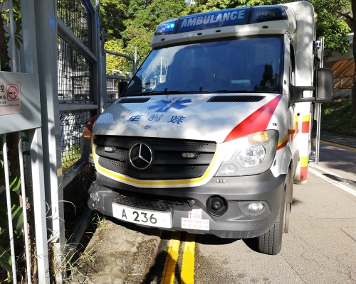 救護車在急症室門外轉右彎時,失控撞向對面圍欄。