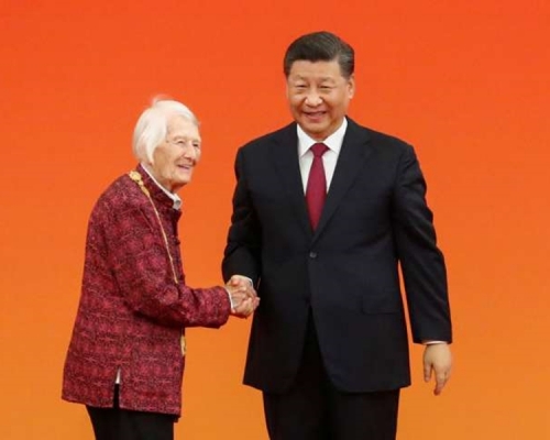 伊莎白·柯鲁克获得中国「友谊勋章」。　网图