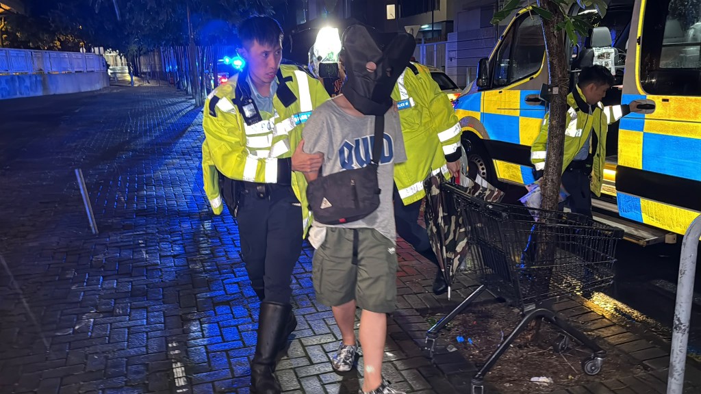 警員在車上檢獲懷疑毒品,男司機當場被捕。黎志偉攝 警員在車上檢獲懷疑毒品,男司機當場被捕。黎志偉攝