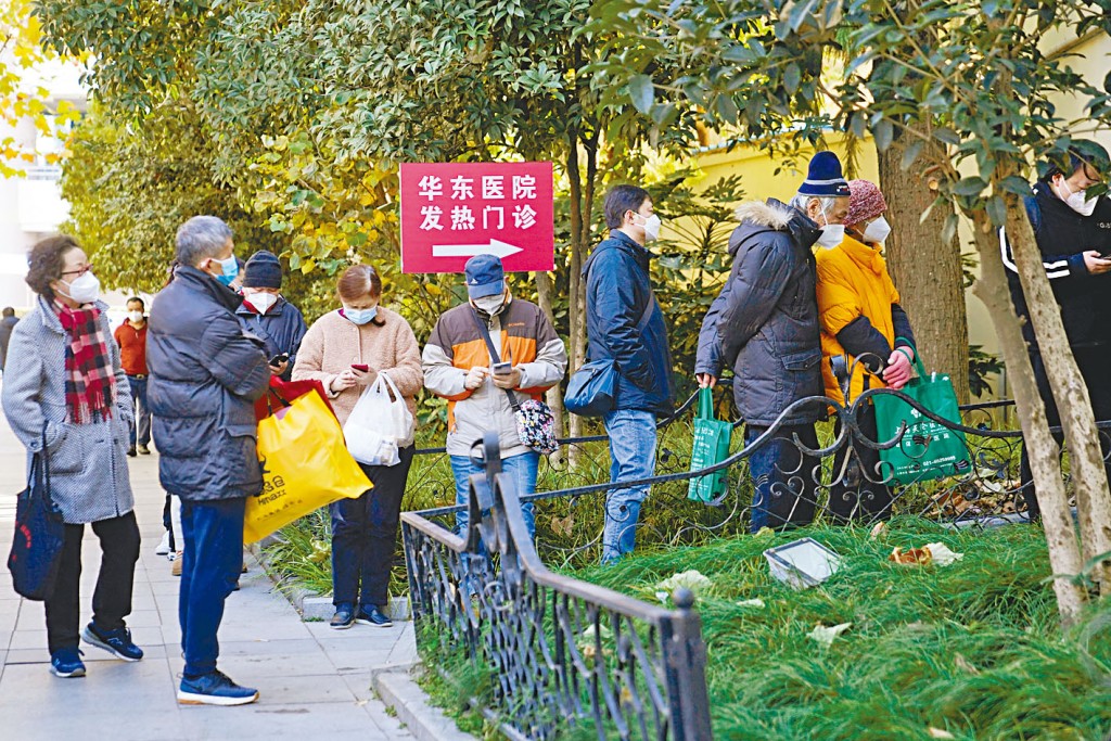 上海华东医院发热门诊昨天排长龙。