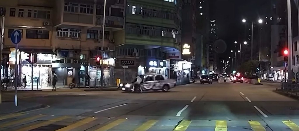 電動單車攔腰猛撼的士。