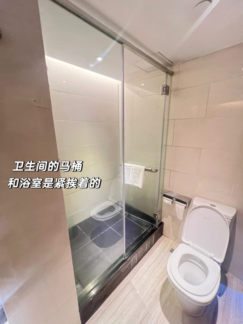 2.洗手間的馬桶正於淋浴間旁邊，而且浴室空間細小