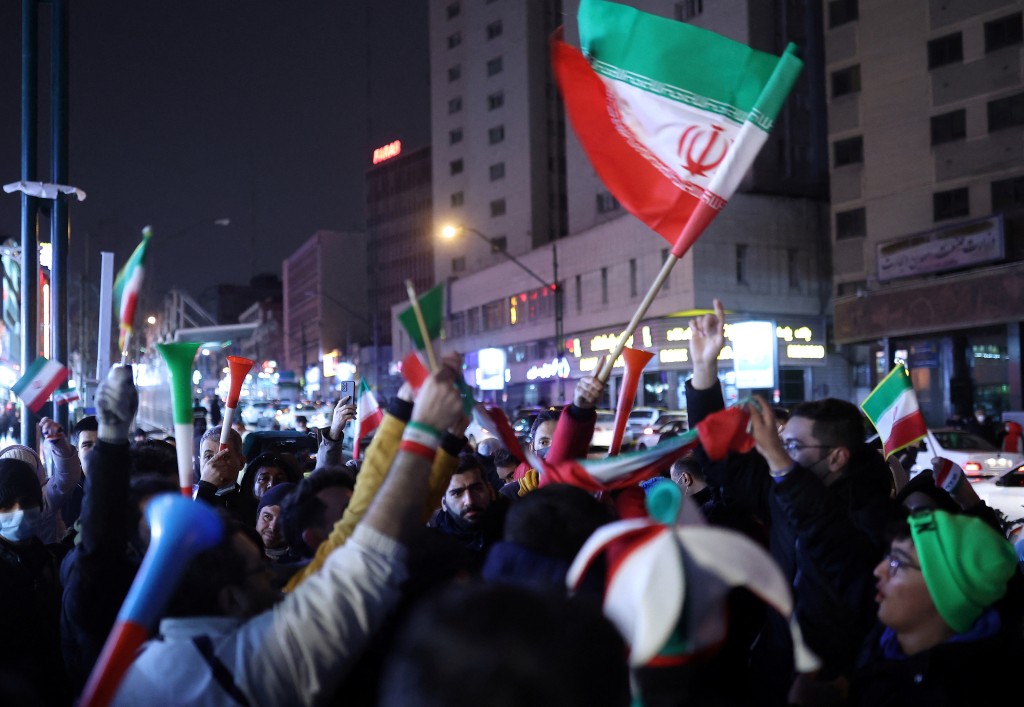 大批伊朗球迷赛后走上街头，又唱又跳庆祝。REUTERS