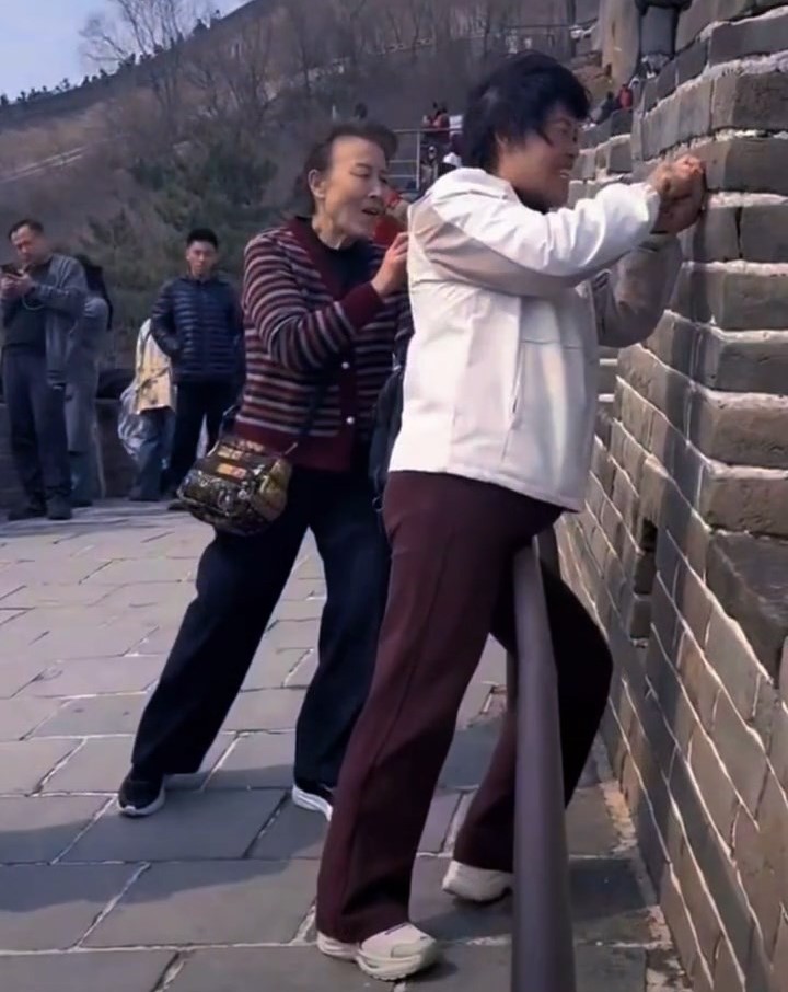 网上流传二人在长城刻字的情景。